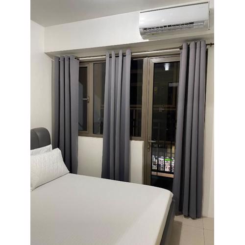 Walking Distance to Mall of Asia - Spacious Condo with Hot Shower and Balcony