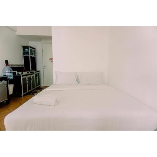 Warm and Simply Look Studio Room Urbantown Serpong Apartment By Travelio