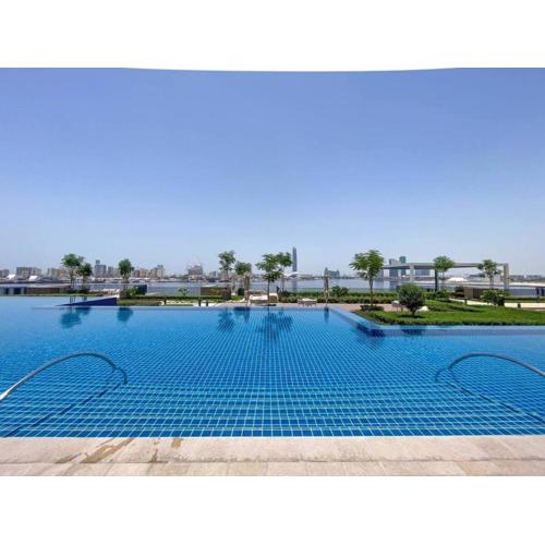Waterfront 1BR with Infinity Pool in Creek Edge T1
