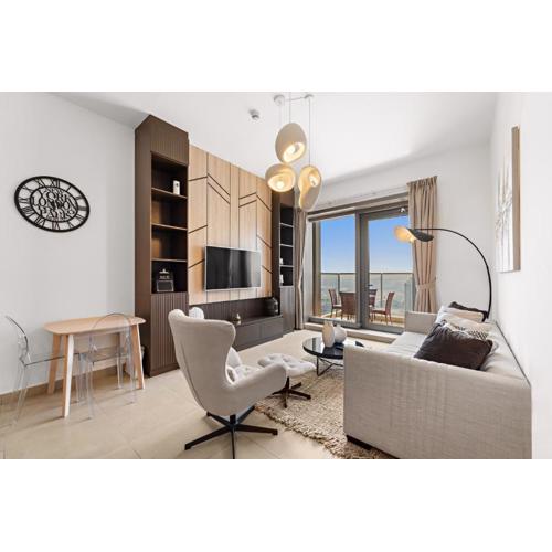 Waterfront View 1BR APT with Gym, Pool & Sauna