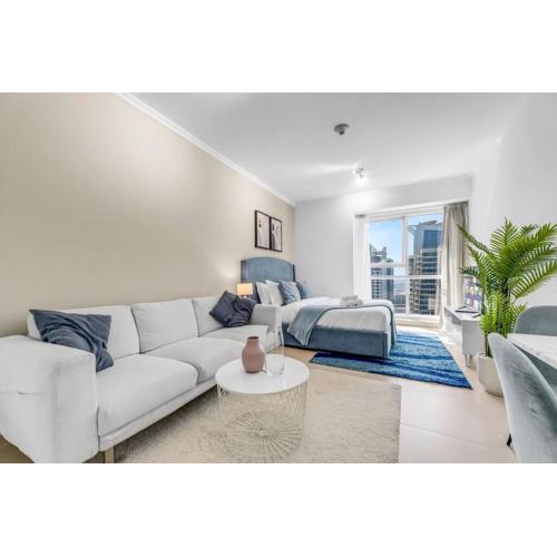 Waves - Charming Studio with Lake Views Close to Metro