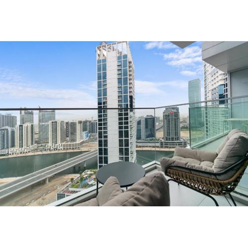 Waves - Chic High-Floor Studio Retreat with Canal Views