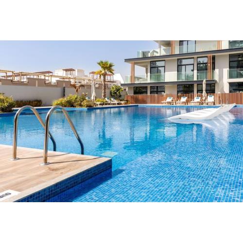 Waves - Comfortable JVC Apt with Balcony and Maids Room