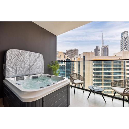 Waves - Luxe Studio with Jacuzzi & City Views