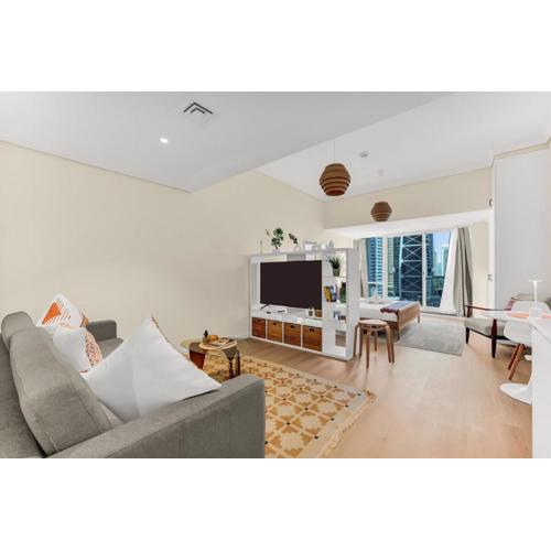 Waves - Modern Studio with Stunning Lake Views in JLT