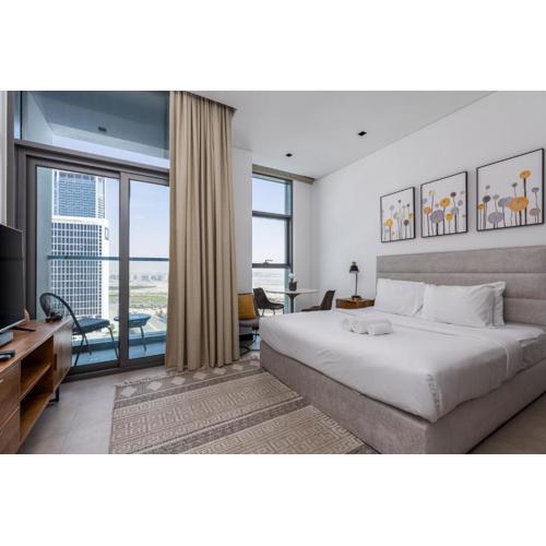 Waves - Stylish 13th-Floor Studio with Top-Notch Amenities