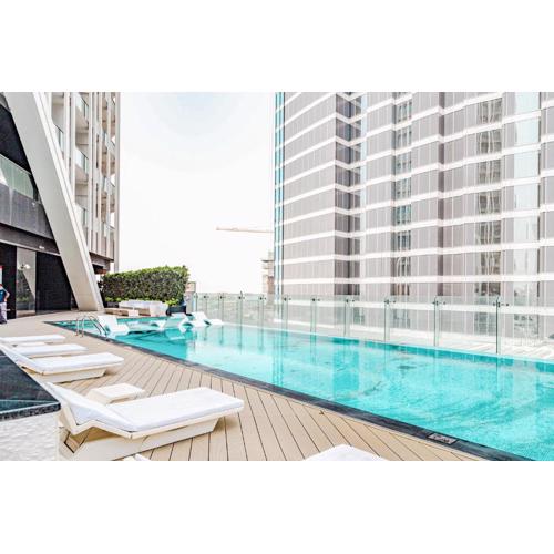 Waves Holiday Homes - Chic Studio With Balcony Overlooking City Views