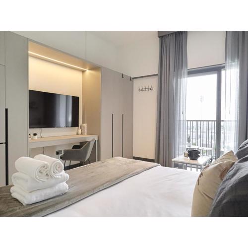 Welhome - Elegant Studio with Skyline Views & Comfort