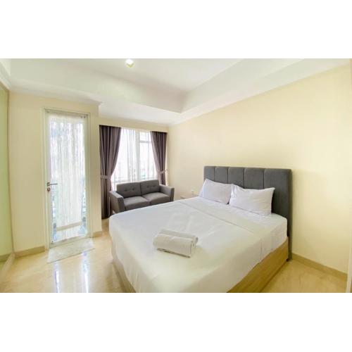 Well Furnished and Cozy Studio Menteng Park Apartment By Travelio