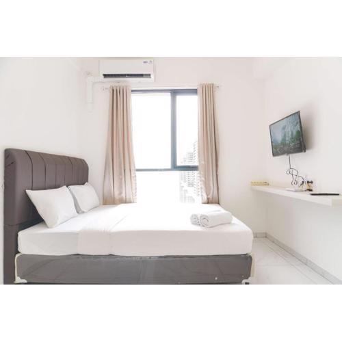 Well Furnished and Homey Studio Sky House Alam Sutera Apartment By Travelio