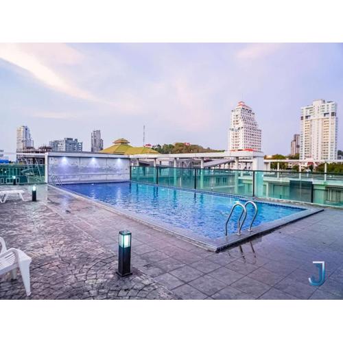 Well furnished condo with balcony