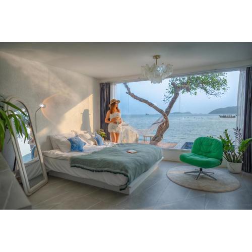 White Beachfront Pool Villa Koh Larn