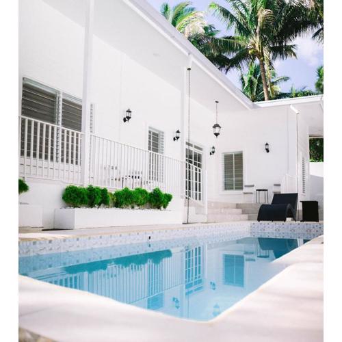 White Cottage Amadeo with Pool and Bonfire