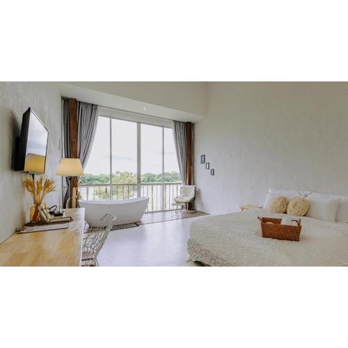 White Wall Riverfront Hotel