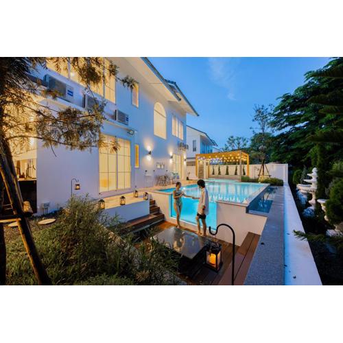 White Wood Family Villa, 5 Kingbeds, 12 mins airport