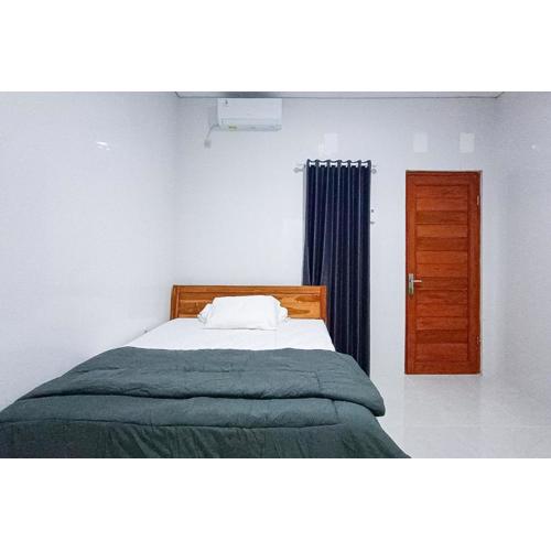 Widi Guest House near GWK Mitra RedDoorz