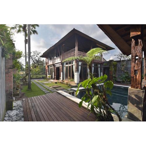 Wooden Villa by Prasi