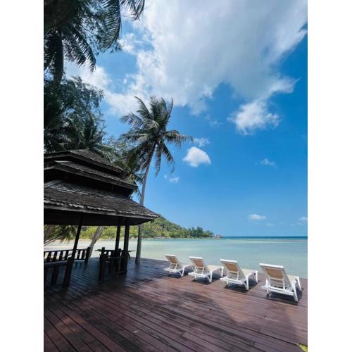 Wooden villa in resort with pool, 100m from the beach