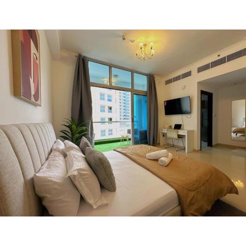 WOW Studio w/ Balcony and Canal View in Marina