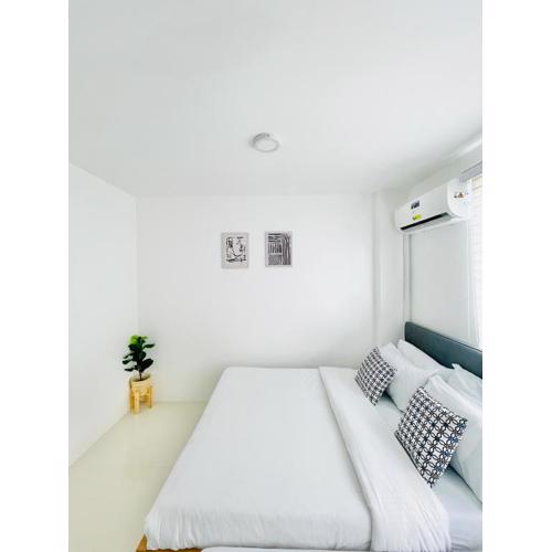 WV 11 Sleek and Cozy Studio