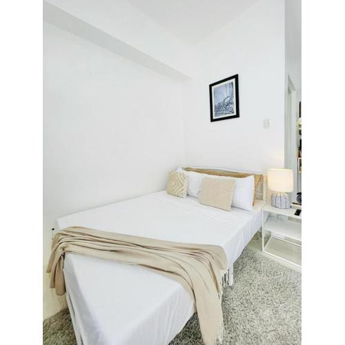 WV 21 Bright & Airy Studio