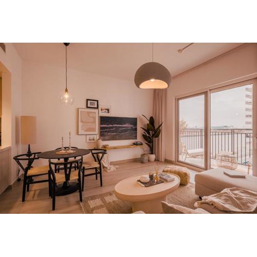 Yas Island Elegant 2BR with Lake & Pool View