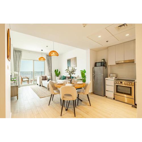 Yas Oasis - Canal and Ferrari World Views - Water's Edge - Balcony - 5 min from Formula 1, Yas Mall, SeaWorld, Warner Bros, Ferrari World