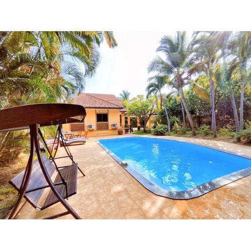 古城豪华泳池别墅/可步行夜市塔佩门/轰趴/烧烤/团体出游首选 Yellow House Garden Villa