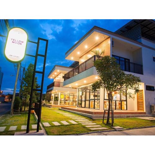 Yellow Moon Hotel