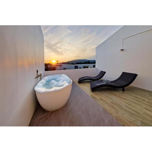 Your Local Spacious 3-Story Home, Rooftop Views & King Beds near Night Bazaar