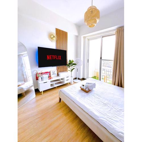 Zinnia Towers 1BR Condo with PS4 Karaoke Netflix & Swimming Pool